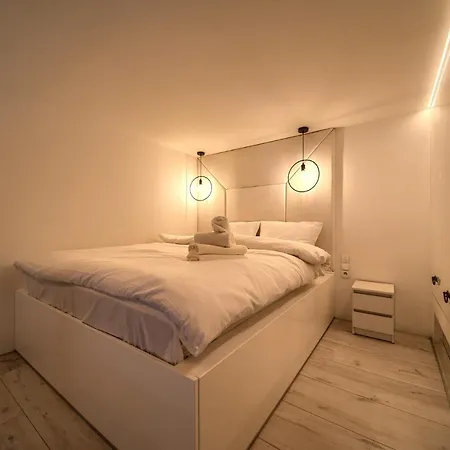 Апартаменти Loft With Mezzanine By Bookinghost Вроцлав