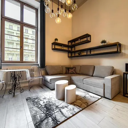 Loft With Mezzanine By Bookinghost דירה *